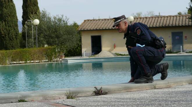 carabinieri forestali, piscina