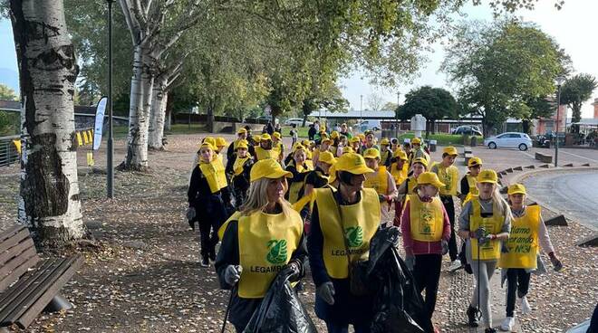 studenti puliscono il parco fluviale