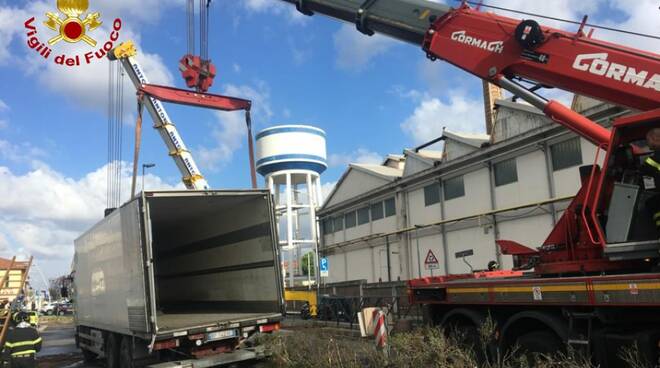 Camion salta la barriera di cemento e finisce nel parcheggio di un supermercato