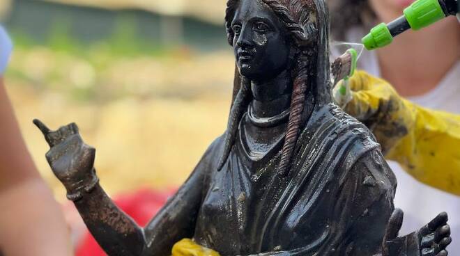 Dallo scavo del santuario etrusco romano 24 statue in bronzo: la scoperta a San Casciano dei Bagni 