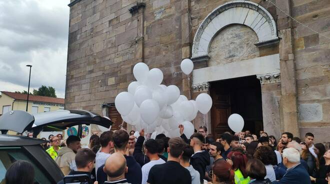 Un corteo per l'ultimo viaggio di Jacopo: folla e palloncini per l'addio a Capannori