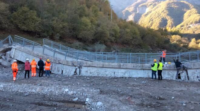 Vagli, demolito il ponte della Tambura