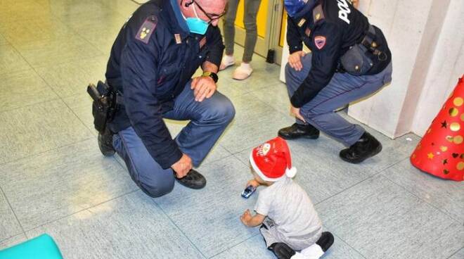 La polizia di Pisa dona giochi ai bimbi ricoverati in Pediatria e Oncoematologia