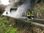 vigili del fuoco spengono due autobus in fiamme fra Loppia e Barga