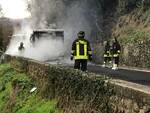 vigili del fuoco spengono due autobus in fiamme fra Loppia e Barga