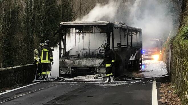 vigili del fuoco spengono due autobus in fiamme fra Loppia e Barga