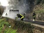 vigili del fuoco spengono due autobus in fiamme fra Loppia e Barga