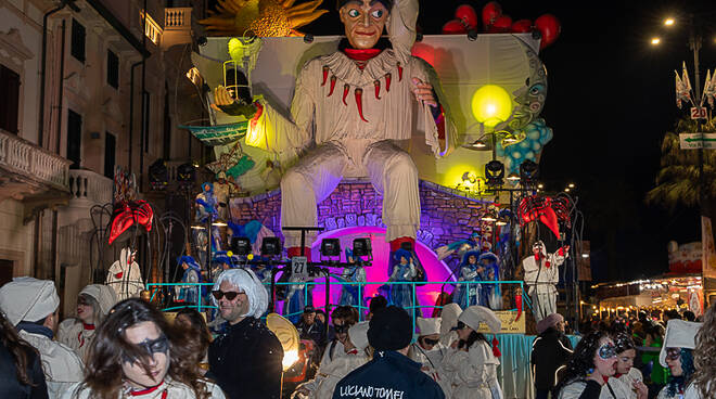 carnevale di viareggio notturna foto giovedi grasso 