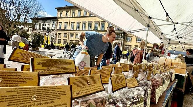 Mercato del gusto piazza Napoleone