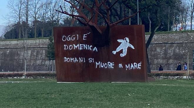 Monumento all'emigrazione Stefano Pierotti nuova scritta