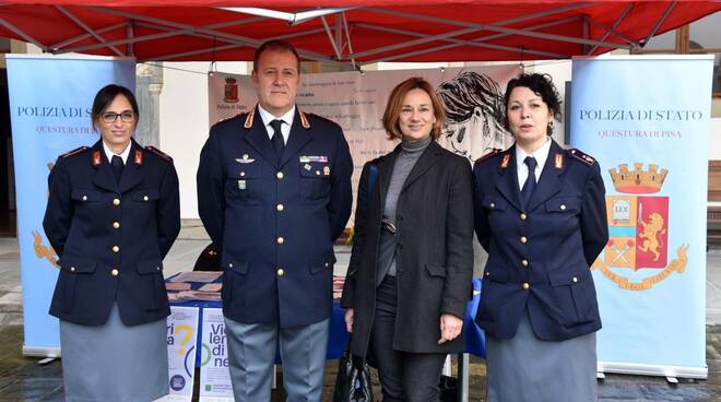 questura di Pisa stand 'Questo non è amore'