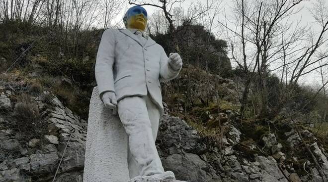 statua putin vagli sotto imbrattata con i colori dell'ucraina