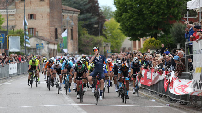 Pinazzi arrivo Vicenza Blonde ciclismo elite under 23
