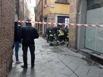 Scoppi in centro storico e fumo dai tombini, evacuate attività