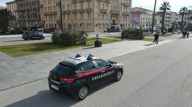 carabinieri passeggiata viareggio 