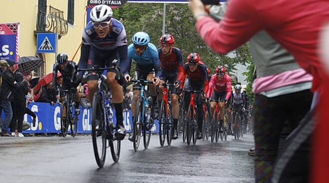 Giro d'Italia traguardo volante a Ponte a Moriano