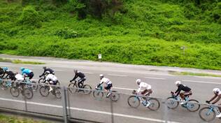 Il Giro d'Italia attraversa la Garfagnana e la Valle: tanti in strada per la carovana rosa