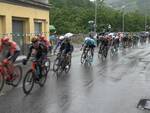 Il Giro d'Italia attraversa la Garfagnana e la Valle: tanti in strada per la carovana rosa