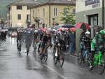 Il Giro d'Italia attraversa la Garfagnana e la Valle: tanti in strada per la carovana rosa