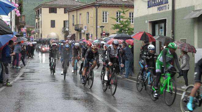 Il Giro d'Italia attraversa la Garfagnana e la Valle: tanti in strada per la carovana rosa