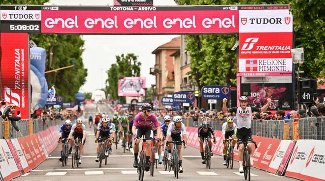 volata Giro d'Italia Tortona