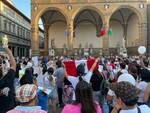 bimba scomparsa a firenze manifestazione dei peruviani sotto al comune