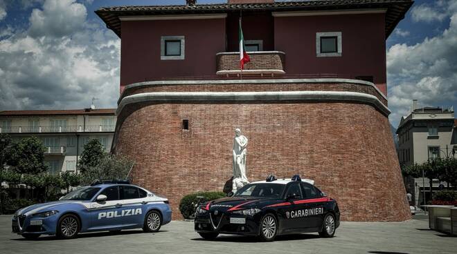 carabinieri e polizia forte dei marmi