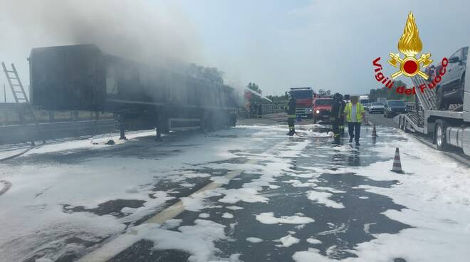 Incendio di un rimorchio in A12