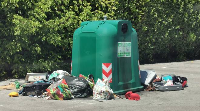 discarica a cielo aperto di piazza Padre Pio, santa croce sull'arno