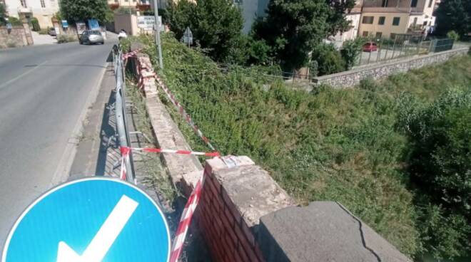 Nuovo crollo alla spalletta del ponte di Monte San Quirico dopo un incidente