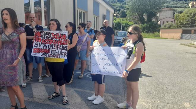 protesta scuola borgo a mozzano e bagni di lucca 