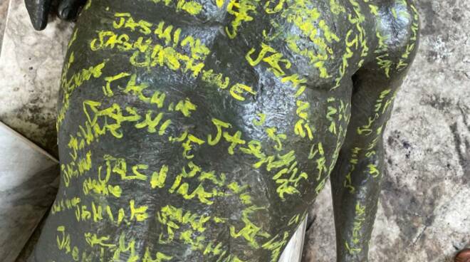 statua vandalizzata piazzale della Concordia