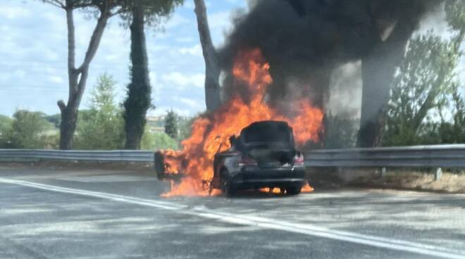auto in fiamme in fipili
