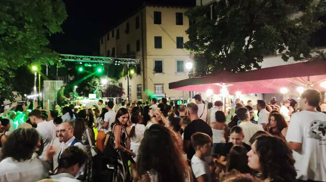 Folla in centro per la Notte Bianca: piazze prese d'assalto per la musica dal vivo