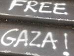 scritte pro palestina su passerella e cartelli comics