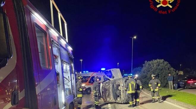 auto ribaltata prato vigili del fuoco