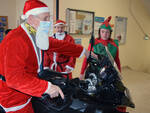 Babbo Natale arriva in moto alle Scotte: tanti regali della Banda Bassotti per i piccoli pazienti