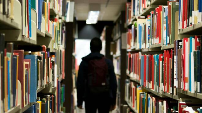 biblioteca università studenti generica