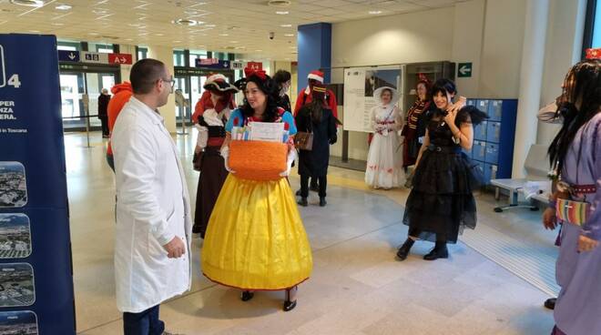 cosplayer alla pediatria del san luca