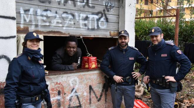 I poliziotti di Pisa donano un panettone a Ivan: ha arredato con decoro e dignità la sua "dimora"