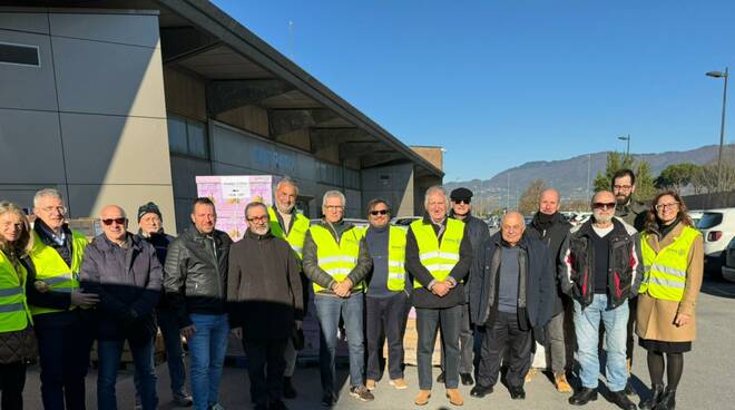 Rotary Club Montecarlo Piana di Lucca pacchi alimentari per i bisognosi