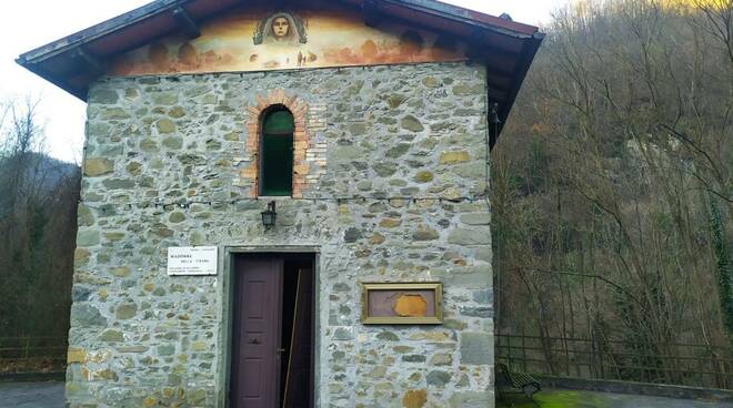 sfondata la porta di un piccolo santuario castelnuovo 