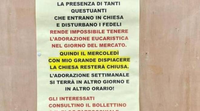 "Troppi questuanti, disturbano i fedeli", il parroco di Forte dei Marmi chiude la chiesa