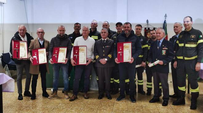 vigili del fuoco consegna croci e diplomi