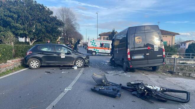 auto contro furgone via sarzanese san macario in piano