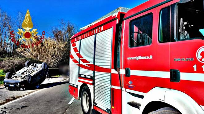 auto ribaltata vigili del fuoco crespina