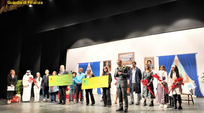 Finanzieri attori al Politeama di Prato: raccolti 16mila euro per le scuole alluvionate