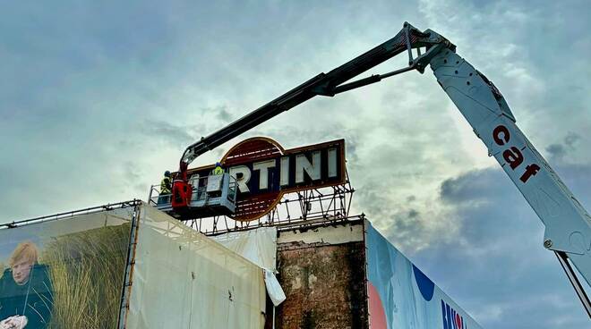 rimozione insegna Martini ex Arlecchino