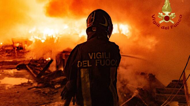 vigili del fuoco incendio notte