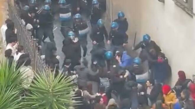 polizia pisa cariche studenti palestina